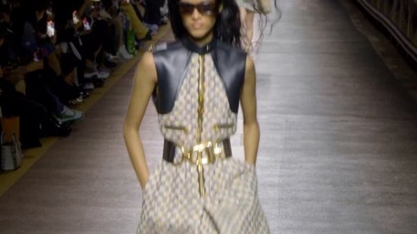 Louis Vuitton Pre-Fall 2023 Fashion Show | LOUIS VUITTON