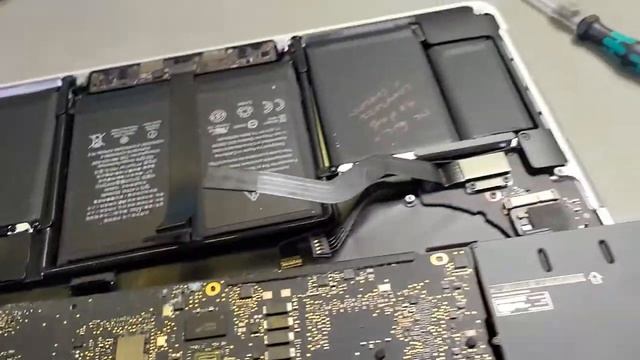 Macbook Pro A1502 13" liquid damage No Power смотреть онлайн