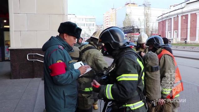 Учения на ТРЦ Победа Плаза. Саратов.mp4 смотреть онлайн