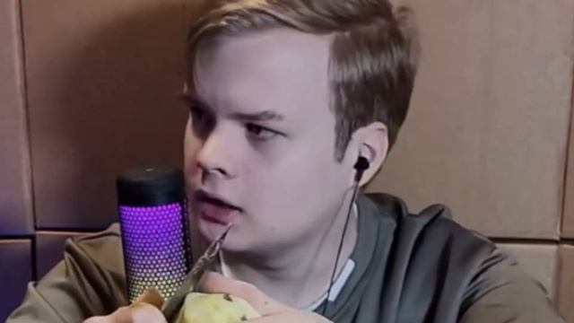 Каша чистит картошку и оффает с позором. Смотреть офлайн платно!!! смотреть онлайн