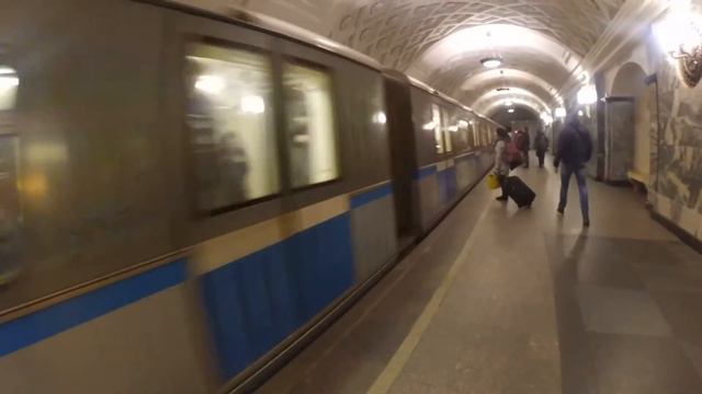 Прибытие метропоезда Русич на станцию Метро Курская 30.10.2016 смотреть онлайн