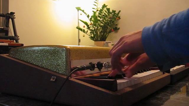 Fender Rhodes Bass Gold Sparkle Top 1966 смотреть онлайн
