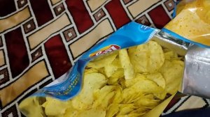 Распаковываю большую пачку чипсов Lays в замедленной съёмке