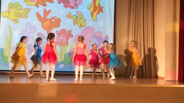 Новогоднее выступление Насти в школе / Танец рыбок 25.12.2021 смотреть онлайн