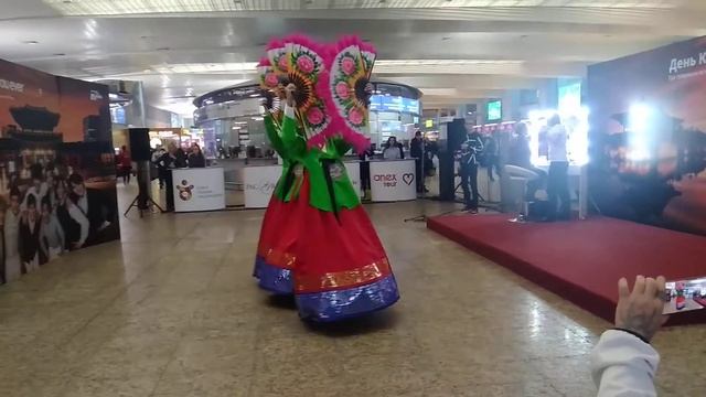 Корея в Шереметьево: танец с веерами "Пучхэ-чхум" смотреть онлайн