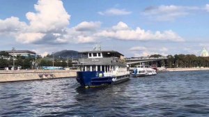 Теплоход «Легенда» плывёт по Москве-реке.