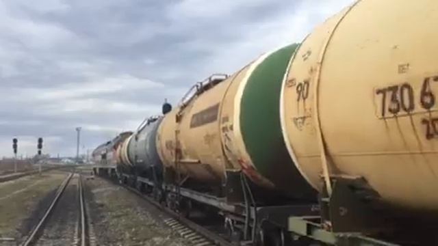 2ТЭ116УД-046 с приветливым машинистом едет по станции Иваново-Сортировочное. смотреть онлайн
