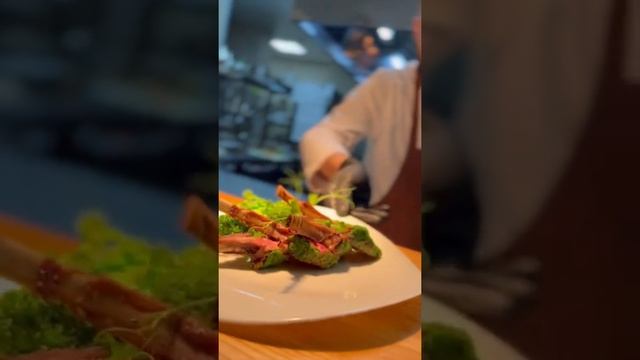 Каре ягнёнка в хрустящей панировке с пюре из зелёного горошка.