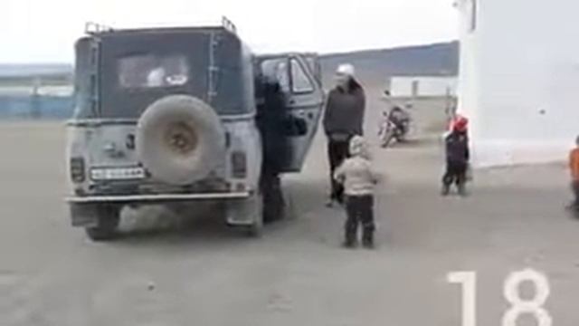 Очень много детей в машине. Нереально много