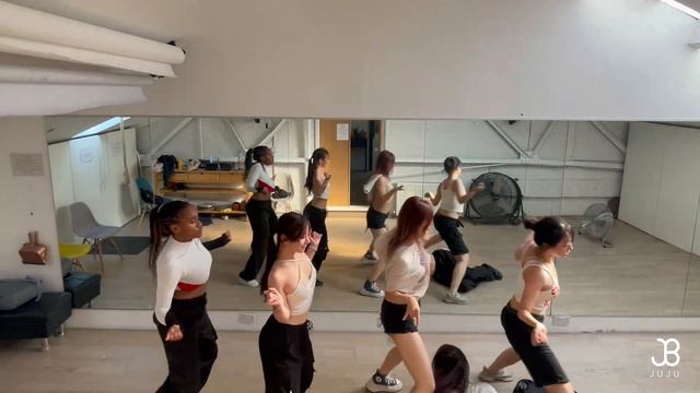 How To Twerk / MIYEON (미연), YUQI (우기) | Juju Bon Choreography смотреть онлайн