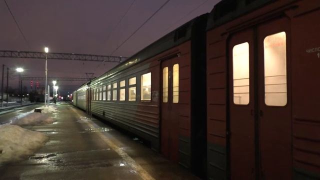 Электропоезд ЭТ2М на станции "Кушелевка". смотреть онлайн