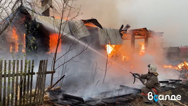 Салдинские пожарные в действии! Как огнеборцы тушат пожар. Верхняя Салда, 10 мая 2022 смотреть онлайн