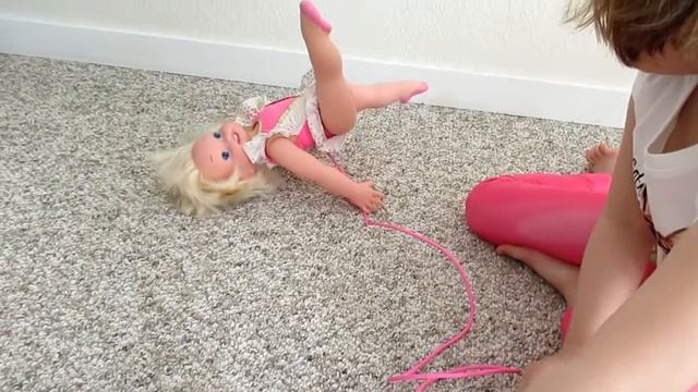 кукла-балерина стоит на голове и делает шпагат.doll ballerina does the splits herself смотреть онлайн