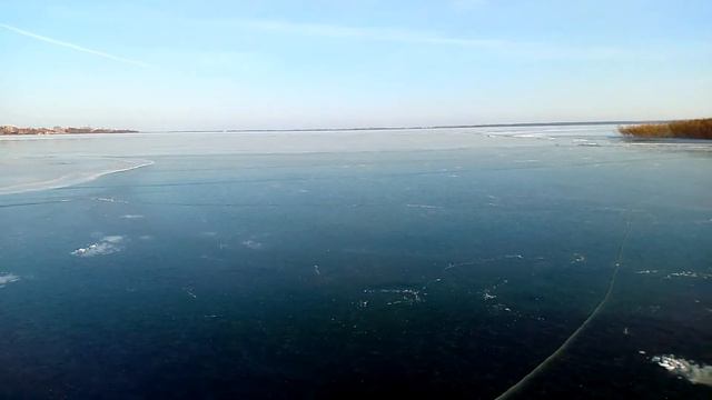 Иду по прекрасному, ледяному озеру. смотреть онлайн