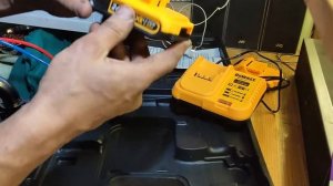 Шуруповерт DeWalt