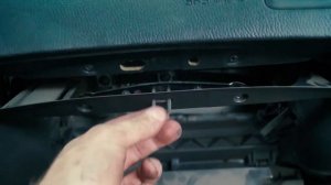 Volvo s60. Замена фильтра салона и ремонт бардачка.