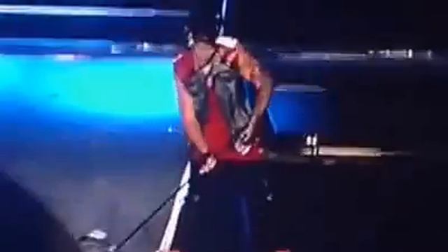 Justin Bieber sweep the floor with a flag of Argentina смотреть онлайн