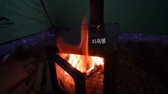 [ 솔로캠핑 ] 한파에도 화목난로와 따스했던 나홀로 숲속 동계캠핑/ 셀프 홀잭해서 난로 설치/ 직접 반죽한 수제비와 소주/ 캠핑장비 소개/동계난방/ 캠핑장추천 смотреть онлайн