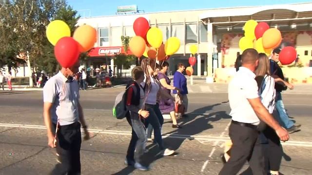 Праздничное конкурсное шествие делегаций предприятий, организаций и учреждений Новокубанского район смотреть онлайн