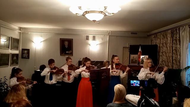 Образцовый ансамбль скрипачей 