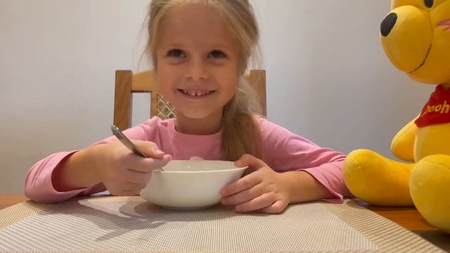 Викуся кушает манную кашу смотреть онлайн