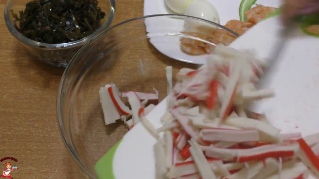 Как приготовить салат из морской капусты и крабовыми палочками, креветками и яйцом смотреть онлайн