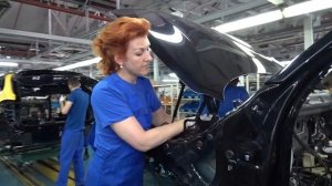 Женщина-слесарь механосборочных работ