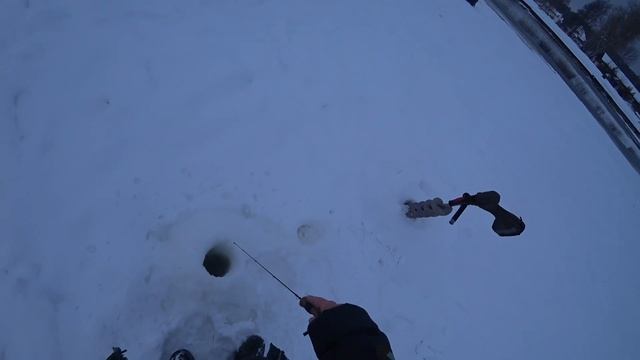 Зимняя рыбалка в Подмосковье на форель. Платная рыбалка на Гжелке смотреть онлайн