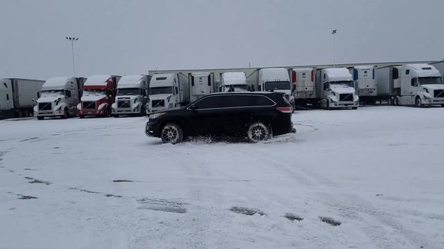 2015 Toyota Highlander playing in the snow смотреть онлайн