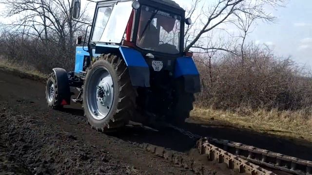 Выравниваем полевые дороги гусеницей Часть 3 Aligning field roads with a caterpillar смотреть онлайн