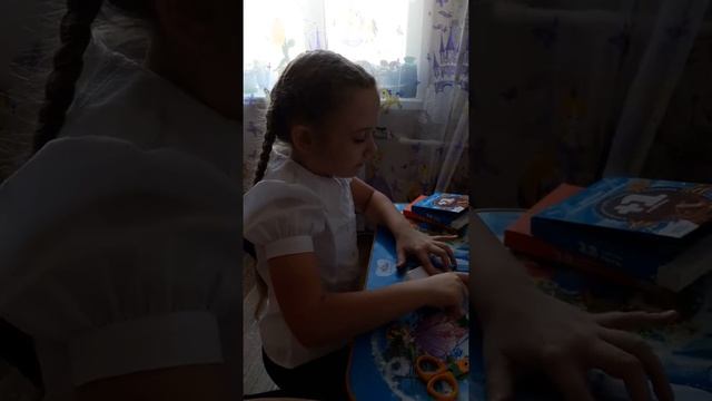 Алина делает карандаш-закладку смотреть онлайн