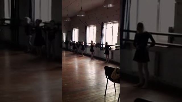 Марго и Влада на растяжке в балетной студии )) смотреть онлайн