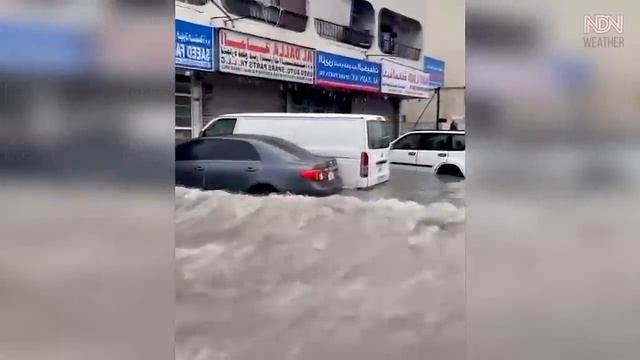 DUBAI is Sinking for the first time this Century! Thunderstorm in UAE and Floods 2023 смотреть онлайн
