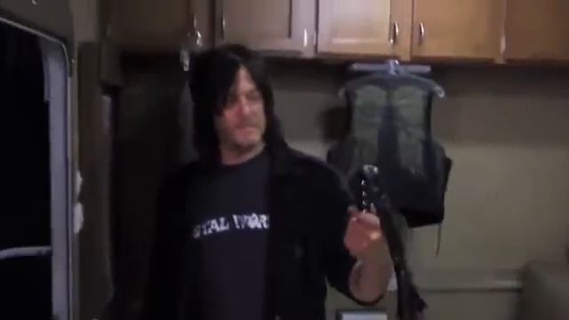Norman Reedus gives a tour / Норман Ридус - гид по трейлеру смотреть онлайн
