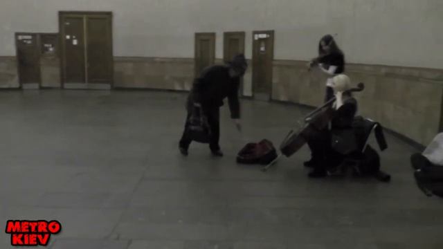 Музыканты в метро Арсенальная (METRO KIEV) смотреть онлайн