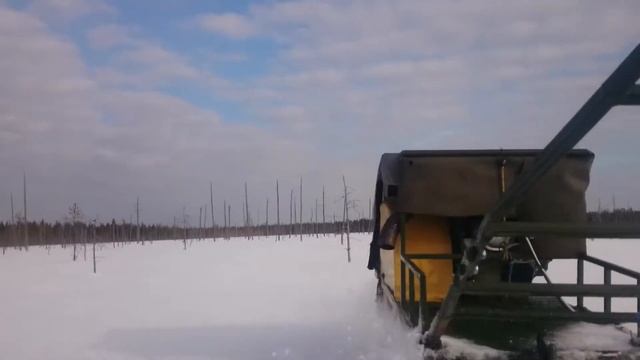 Мотобуксировщик зимой по болоту. смотреть онлайн