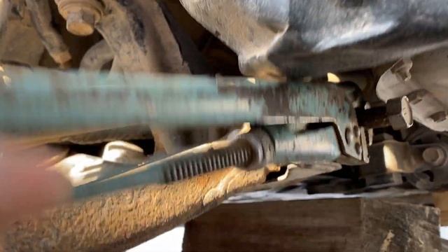 Как открутить передний болт сайлентблока правого нижнего рычага Тойота не снимая поддон смотреть онлайн