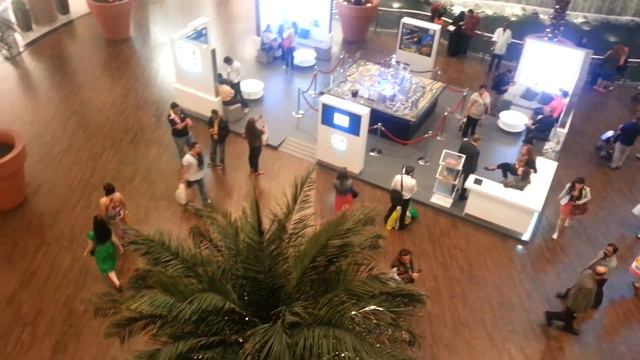 Waterfall in Dubai Mall / Водопад в Дубай Молл смотреть онлайн