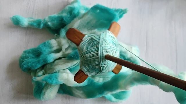Крашу шерсть зелёнкой || Пряду || Как вязание помогает сосредоточиться смотреть онлайн