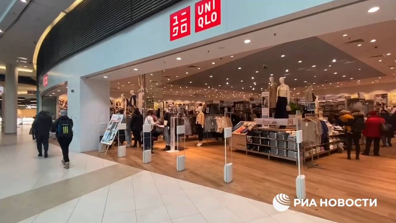 Очереди перед закрытием магазинов Uniqlo в России