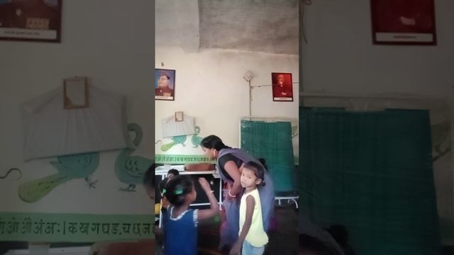 Aanganbadi me bachcho ke sath bal git karte huye Jamun dekho kali kali смотреть онлайн