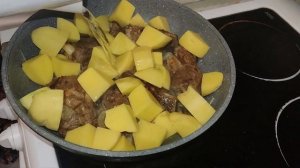 Говяжьи Рёбра с картофелем на Сковороде
