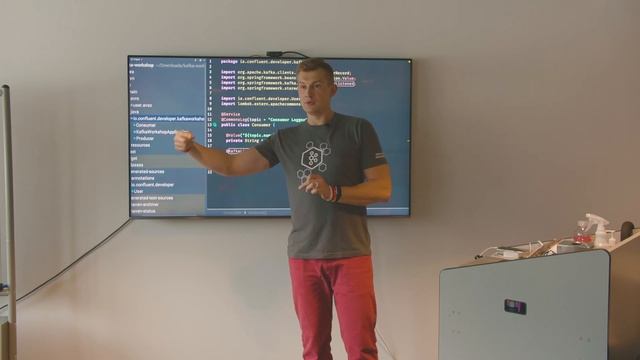 Microservices, Events and Breaking The Data Monolith with Kafka смотреть онлайн