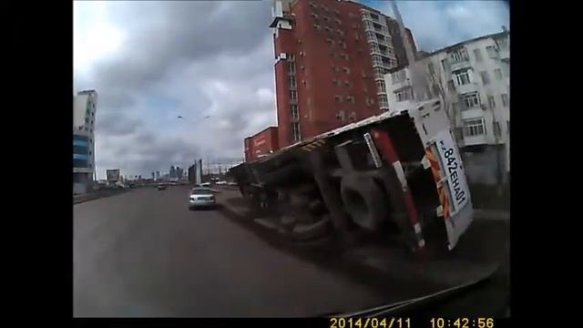 В Астане перевернулся грузовик - Автоклуб смотреть онлайн