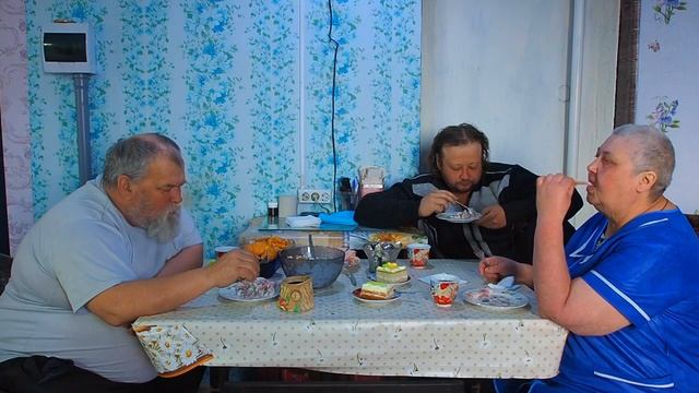 День рождения у Василича, семья сидит за столом и пьет чай. карта Сбербанк : 4276 3100 4537 8074 смотреть онлайн