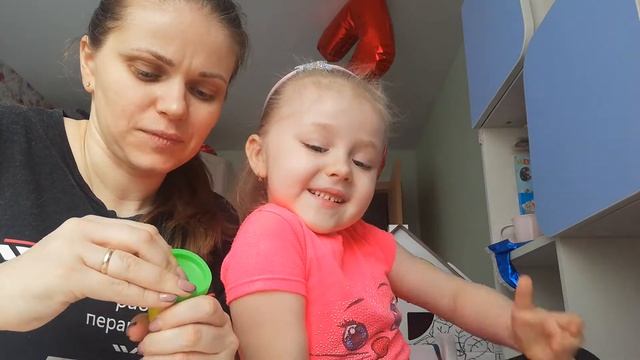 Моя "ягодка-малина" делает браслет своими руками :). Первое видео, поддержите мою ягодку смотреть онлайн