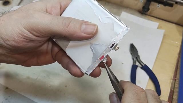 Ремонт обломанного вывода плоского Li-ion аккумулятора. смотреть онлайн