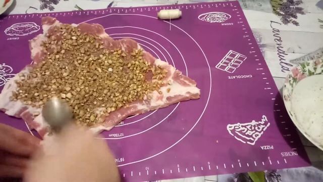 Рулет мясной из грудинки, с чесноком и специями. смотреть онлайн
