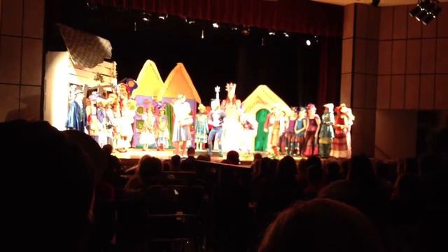 Munchkins on parade! смотреть онлайн