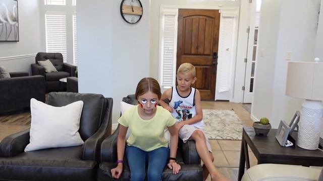 My SiSter Is A LaVa RoBot! EscApe The Floor Is Lava With Gold Lamp! смотреть онлайн